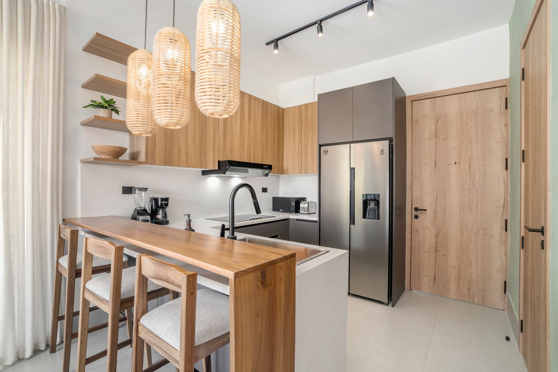 Kitchen & breakfast bar