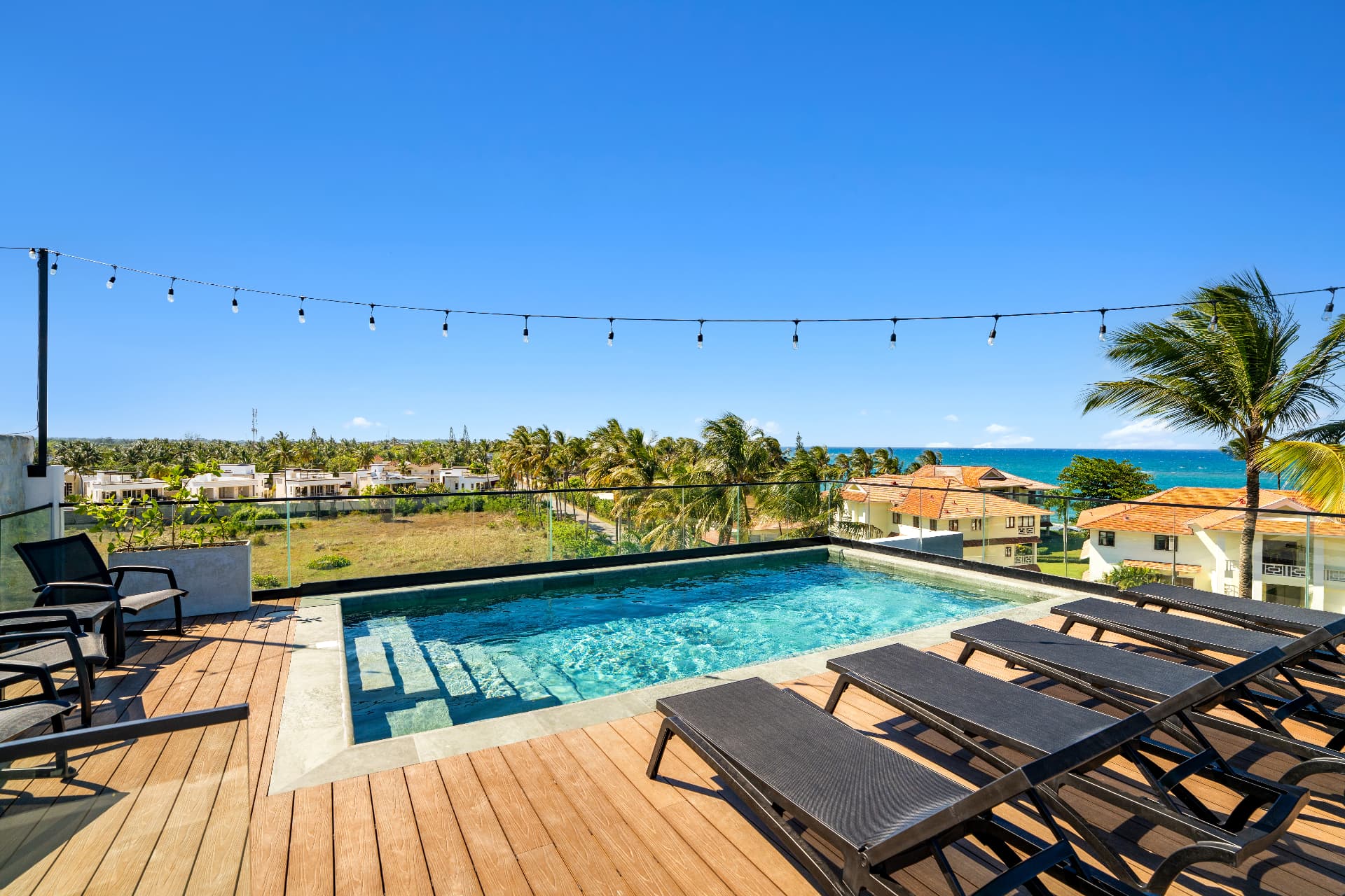 Rooftop pool & sun deck